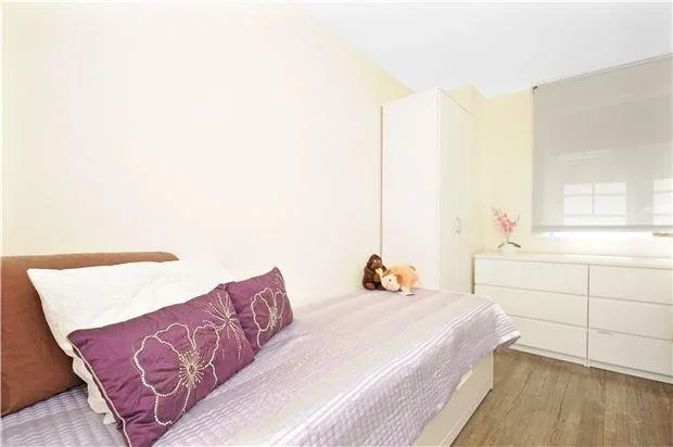 Flat Schoolgate Drive in Greater London