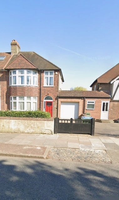Flat Middle Park Avenue in Greater London