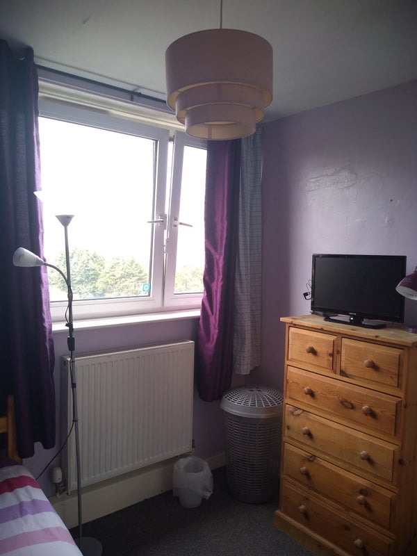 Room Strathan Close in Greater London