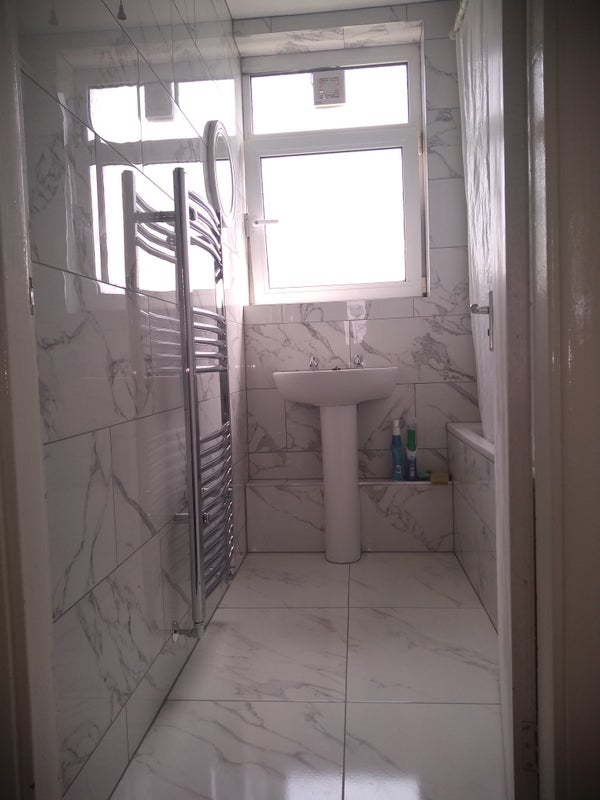 Room Strathan Close in Greater London