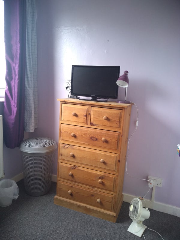 Room Strathan Close in Greater London