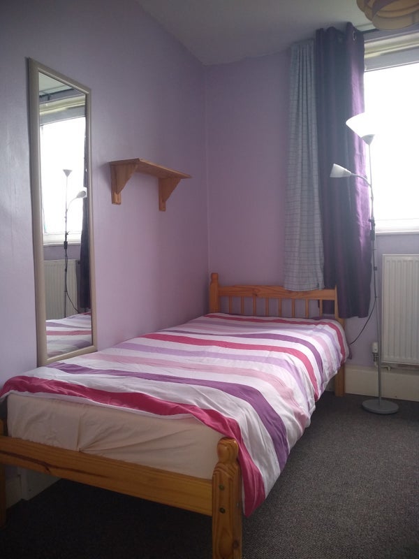 Room Strathan Close in Greater London