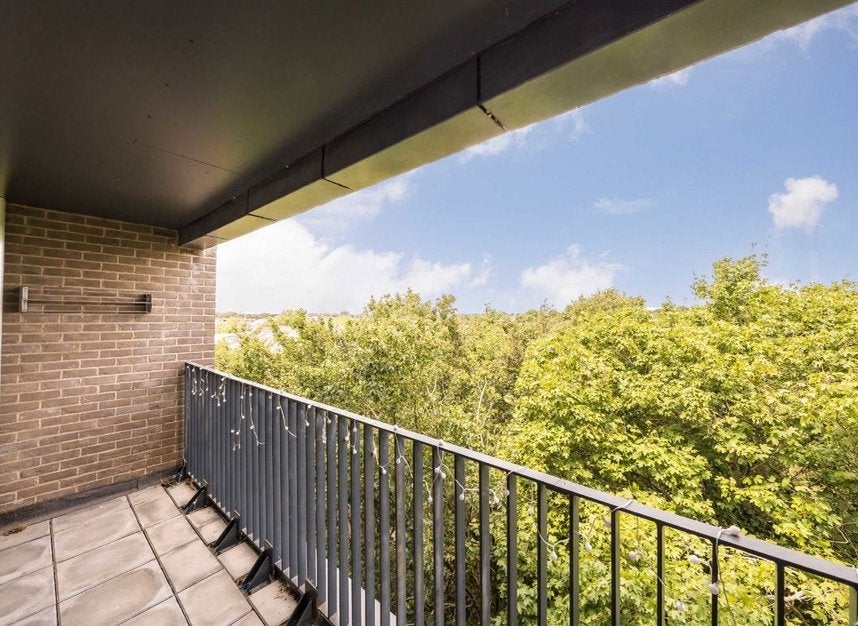 Flat Manor Road in Greater London