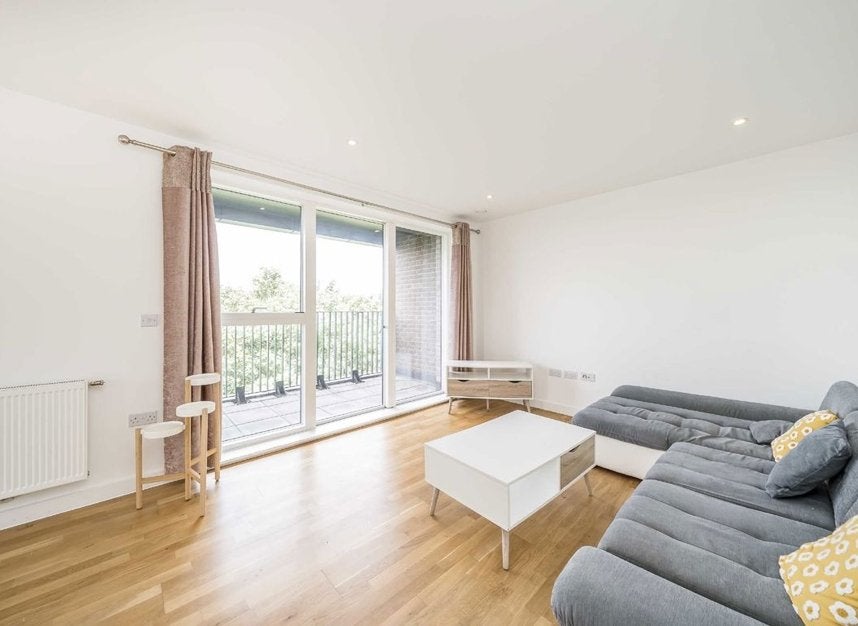Flat Manor Road in Greater London