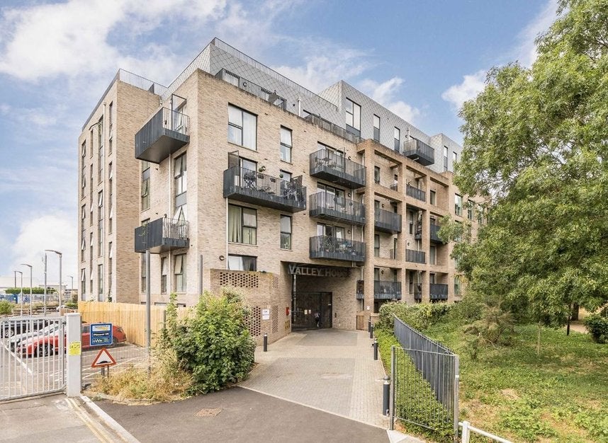 Flat Manor Road in Greater London