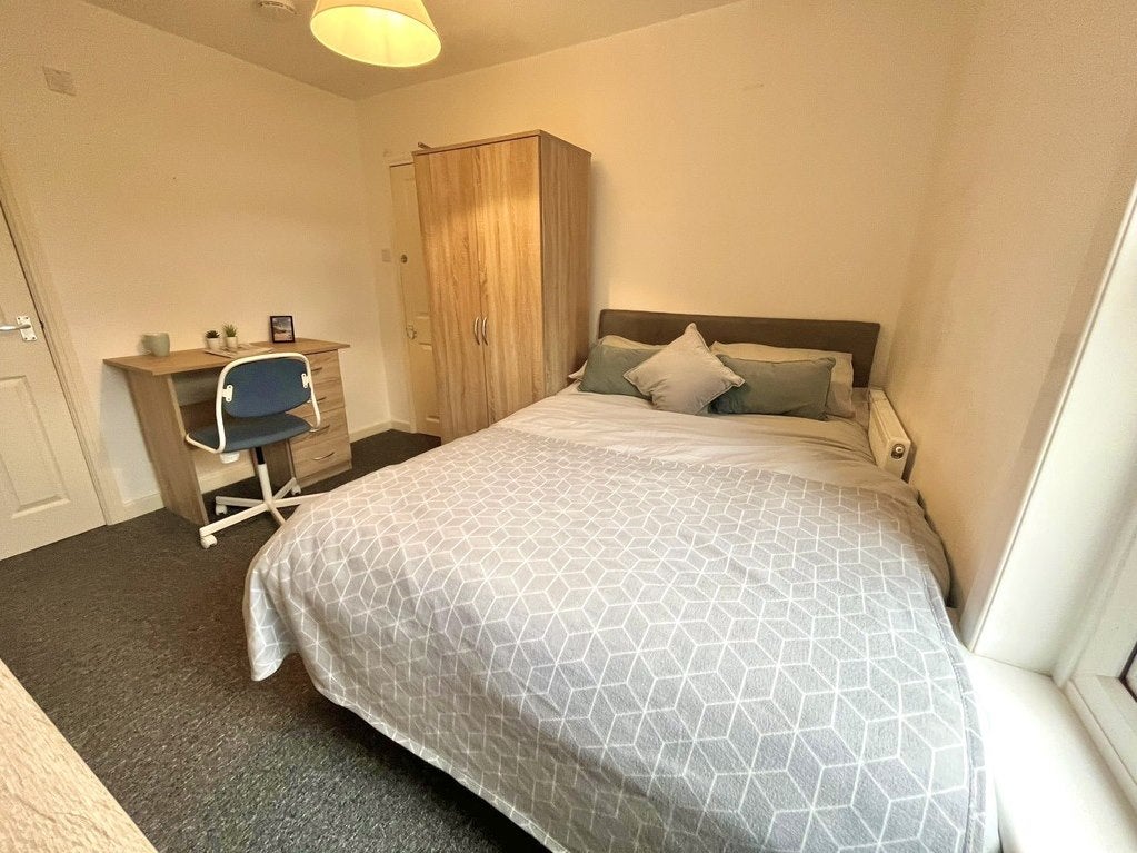Room Harefield Road in Southampton