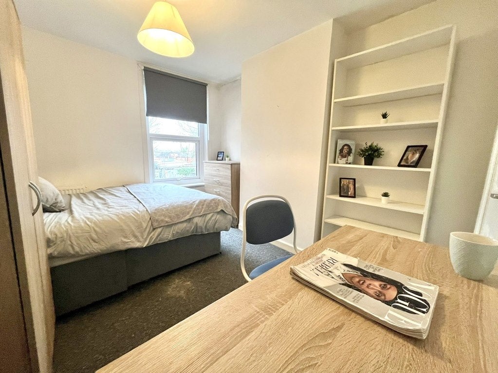 Room Harefield Road in Southampton