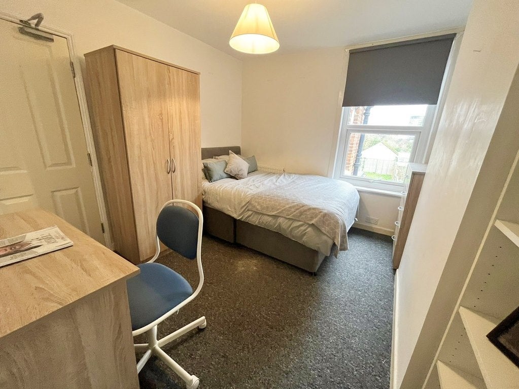 Room Harefield Road in Southampton