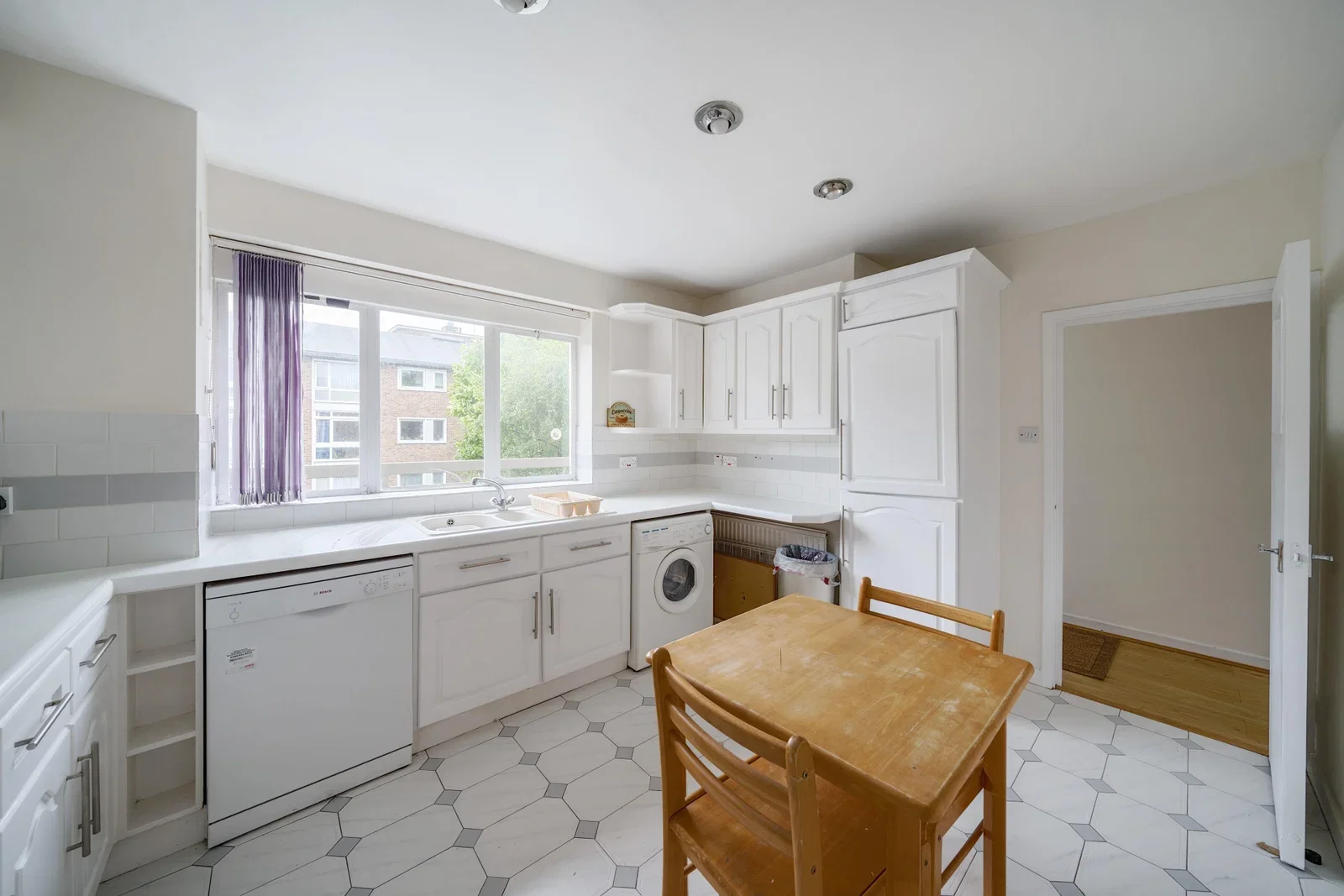 Flat Renfrew Road in Greater London