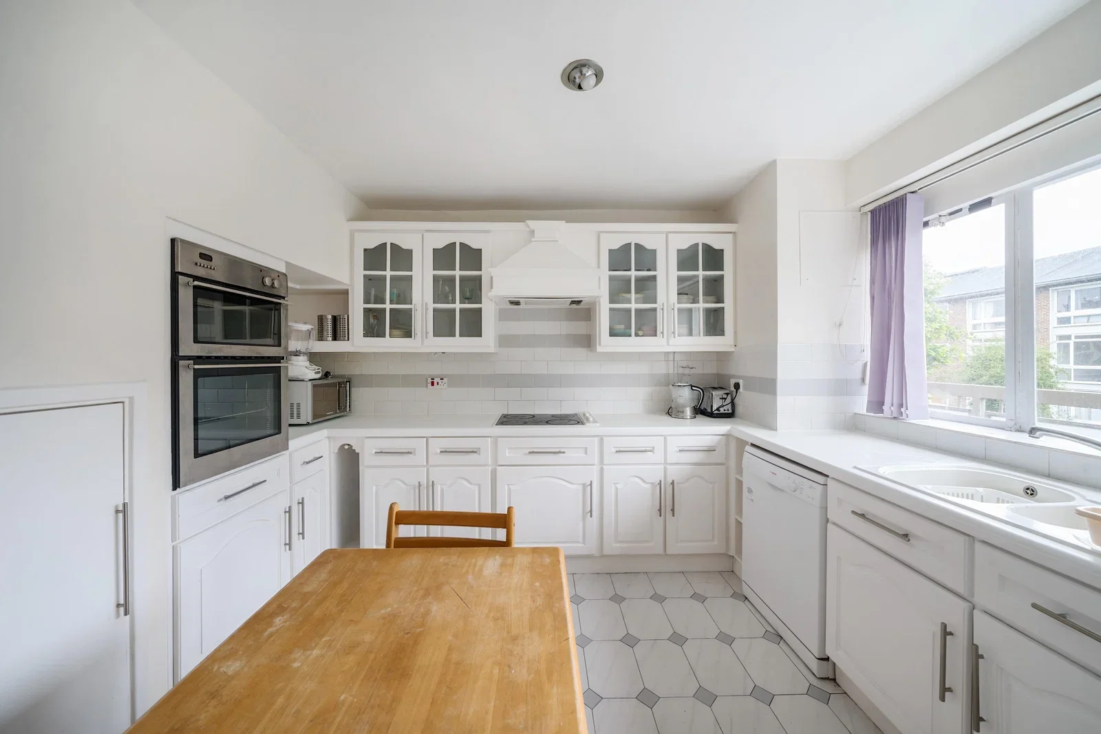 Flat Renfrew Road in Greater London