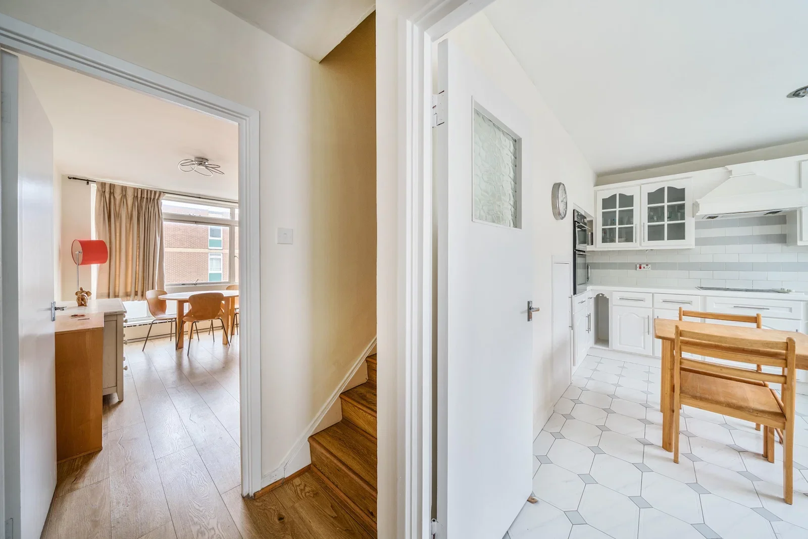 Flat Renfrew Road in Greater London