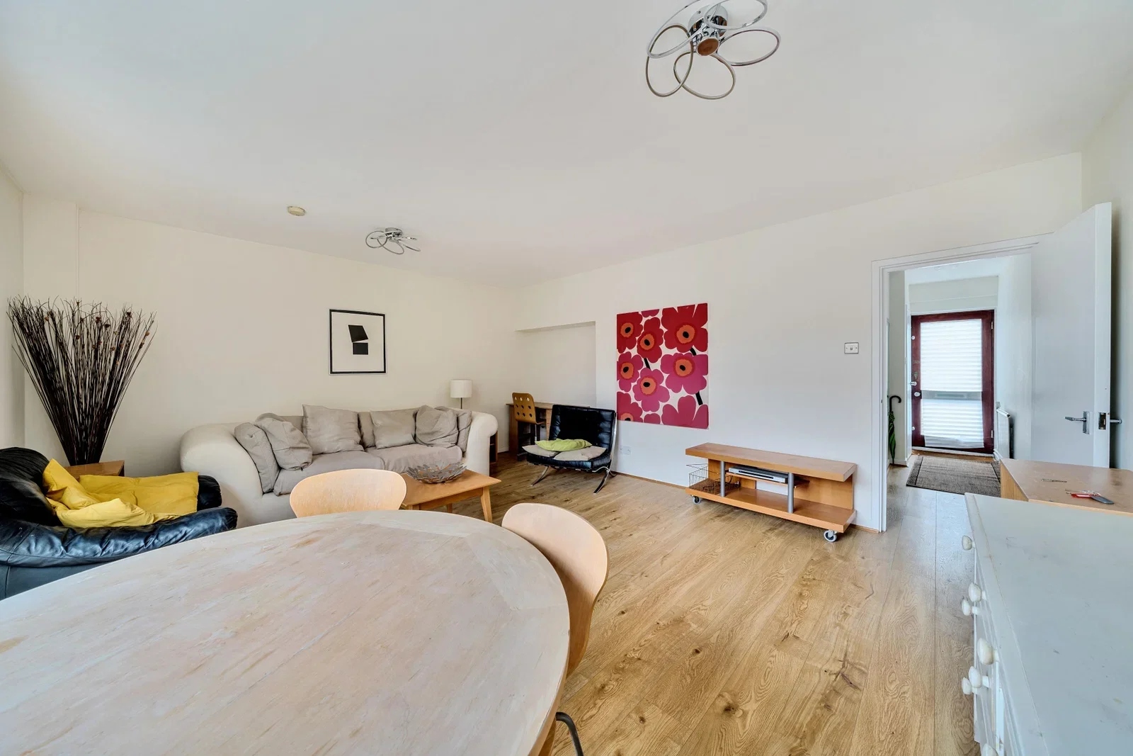 Flat Renfrew Road in Greater London