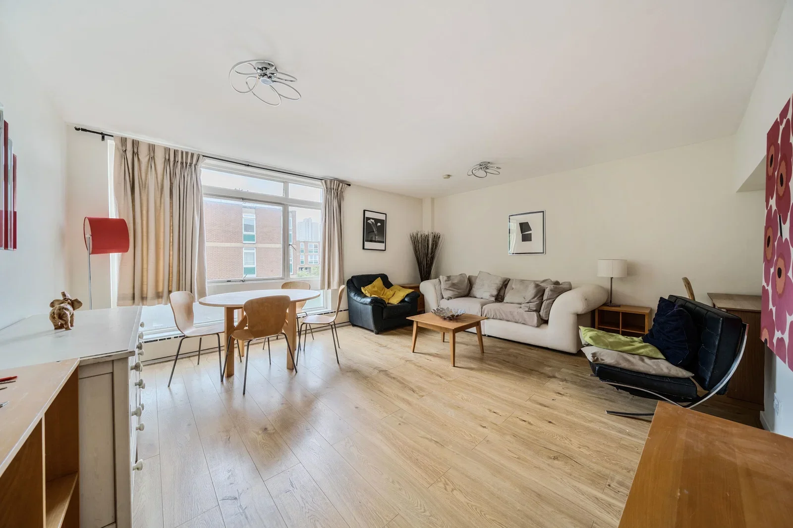 Flat Renfrew Road in Greater London