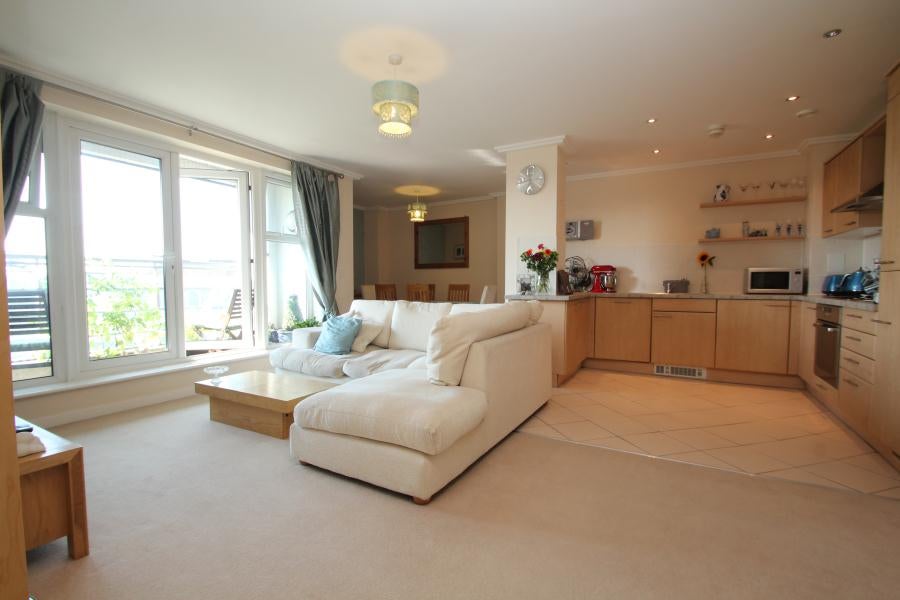 Flat Victoria Square in Woking