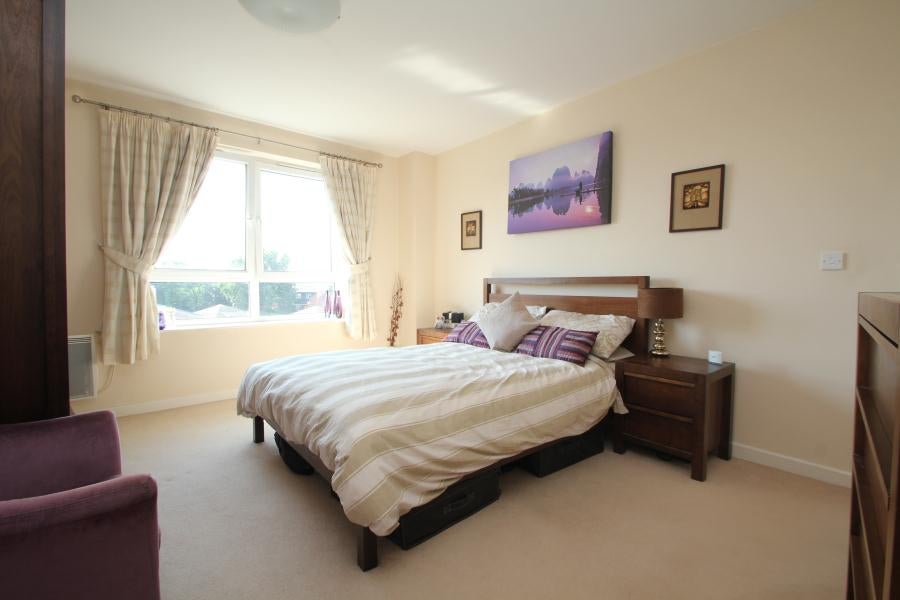 Flat Victoria Square in Woking