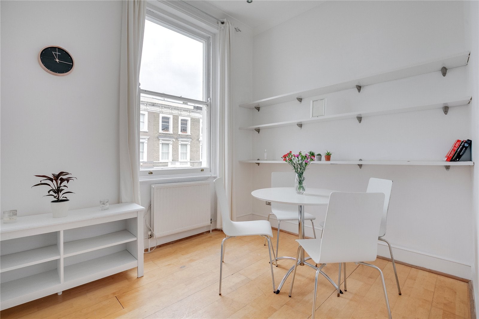 Flat Ongar Road in Greater London