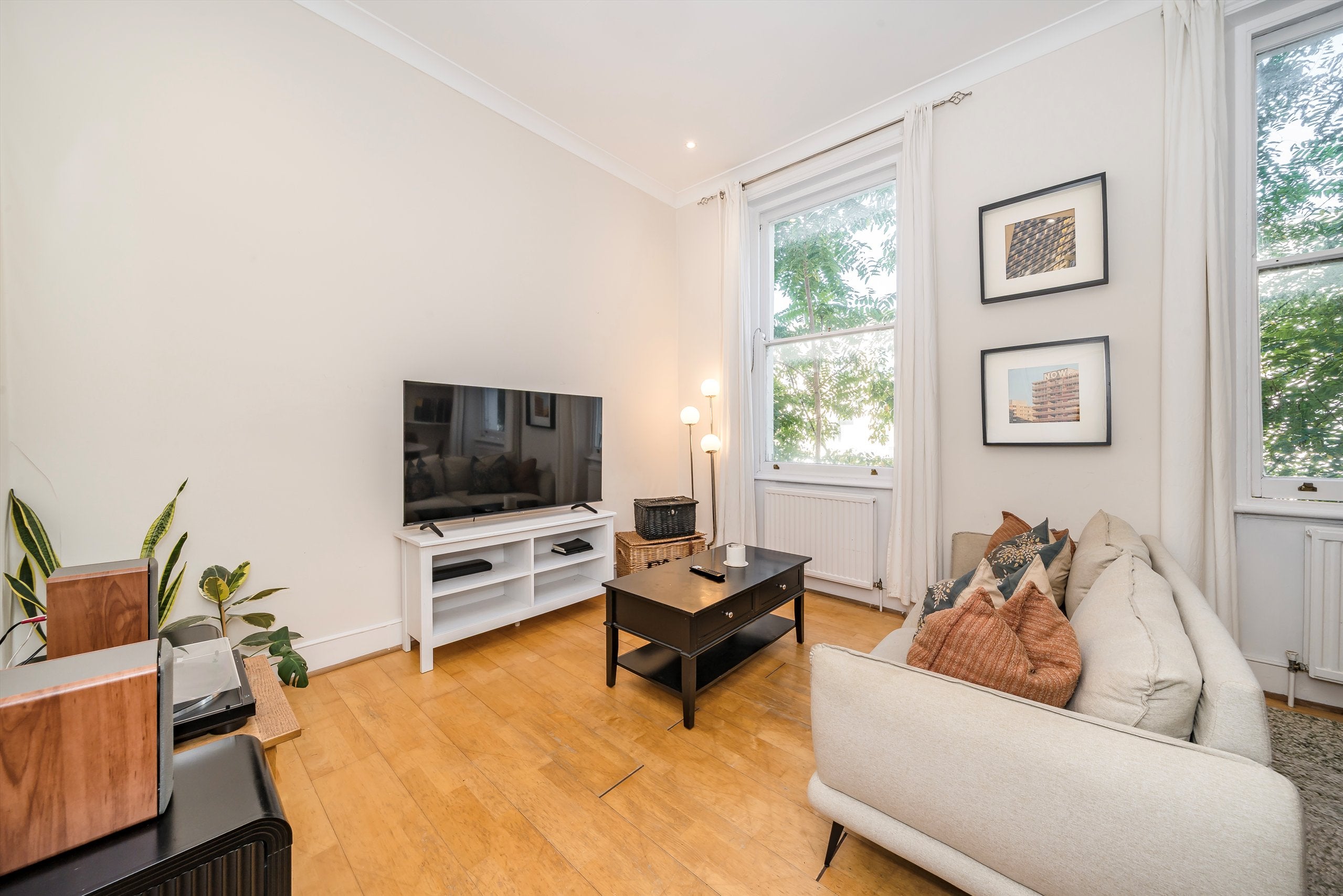 Flat Ongar Road in Greater London