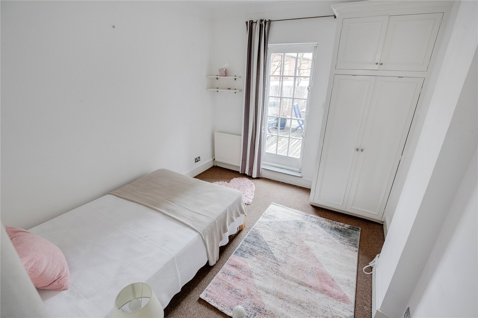 Flat Ongar Road in Greater London