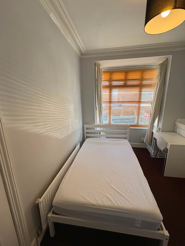 Room Daisy Road in Birmingham