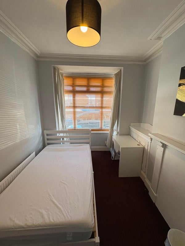 Room Daisy Road in Birmingham