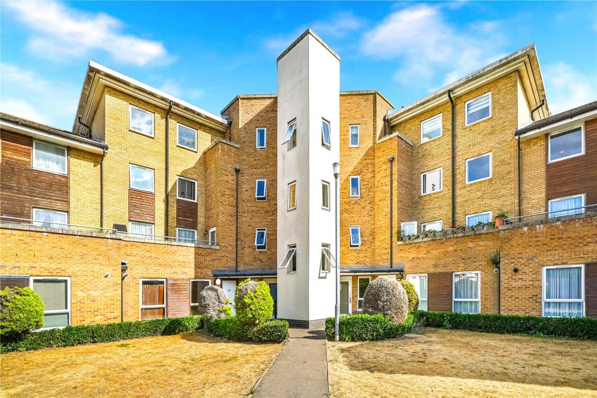 Flat Connington Crescent in Greater London