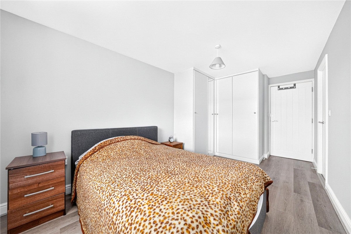 Flat Connington Crescent in Greater London