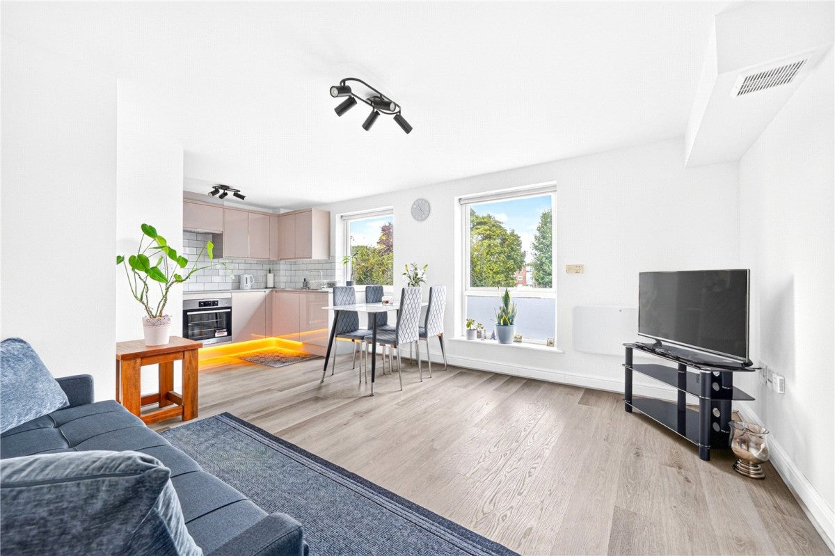 Flat Connington Crescent in Greater London