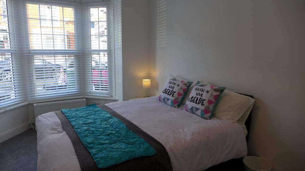 Room Burlington Road in Portsmouth