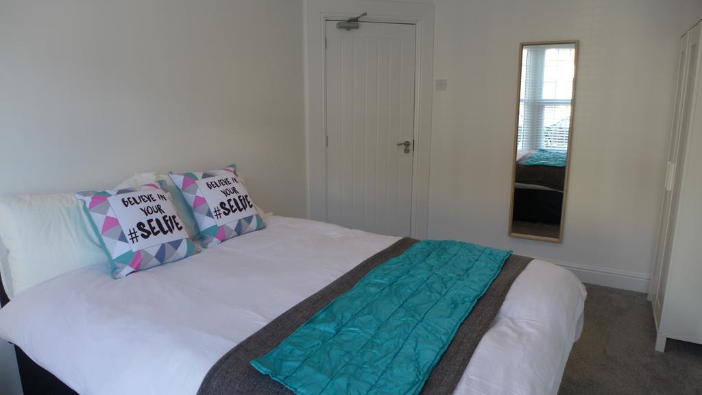 Room Burlington Road in Portsmouth