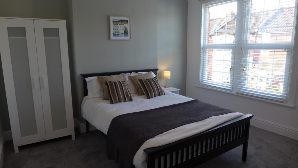 Room Burlington Road in Portsmouth