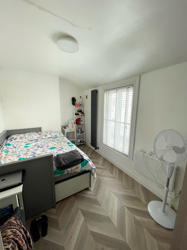 Room Lodge Lane in Greater London