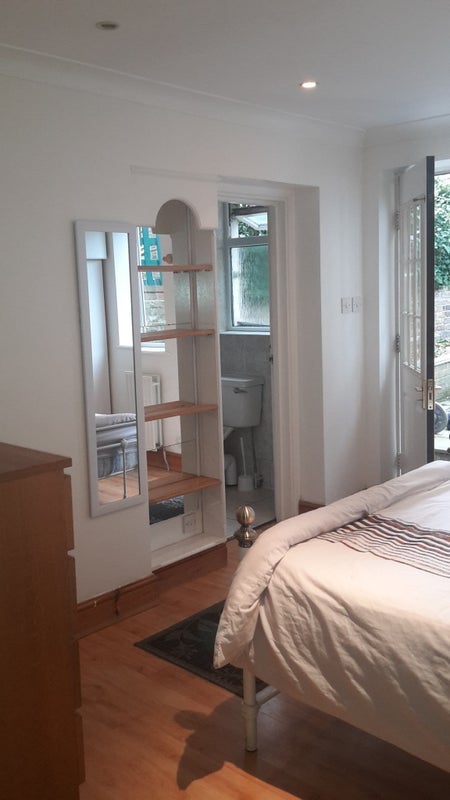 Flat Hadyn Park Road in Greater London