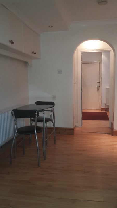 Flat Hadyn Park Road in Greater London
