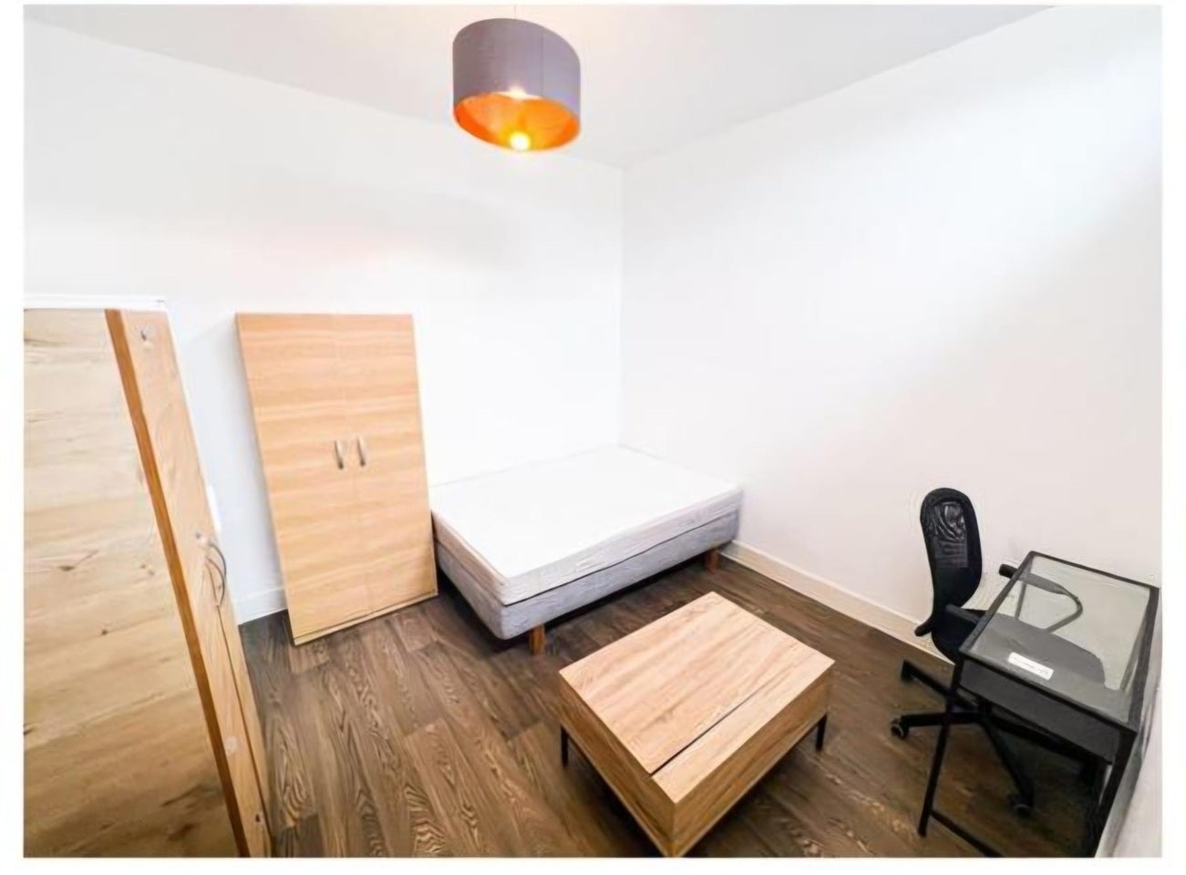 Room Hazeldene Road in Greater London
