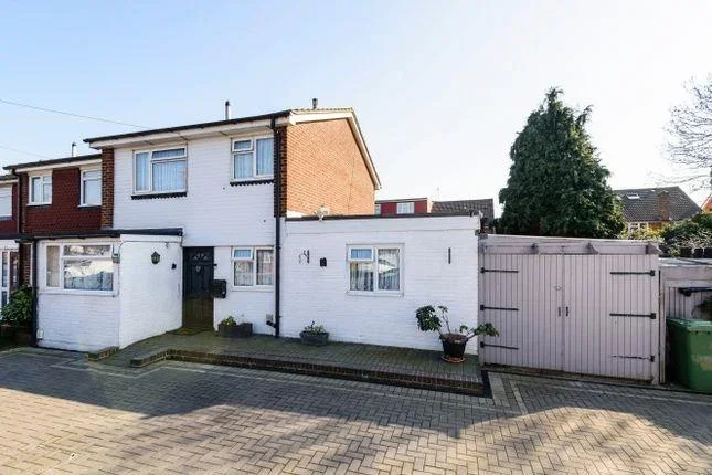 Flat Aintree Close in Greater London
