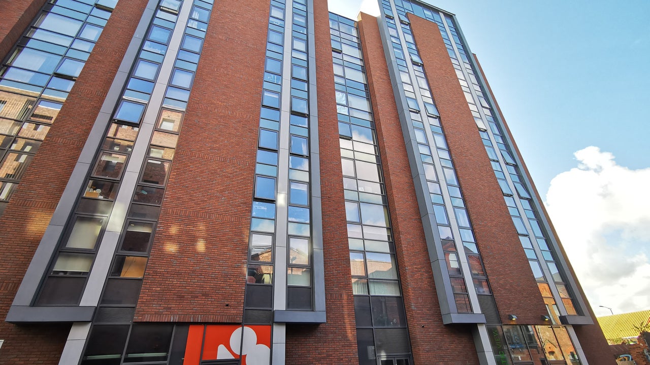 Flat Commerce Way in Liverpool