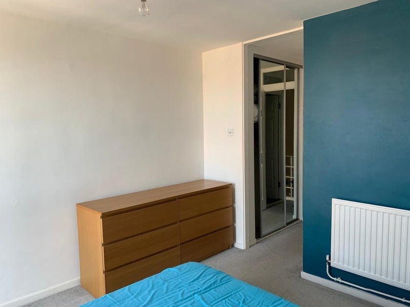 Room McCullum Road in Greater London