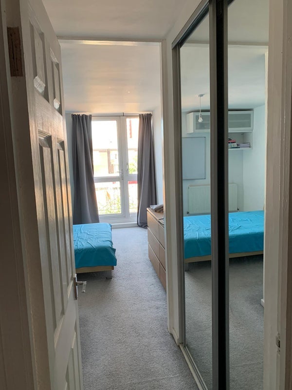 Room McCullum Road in Greater London