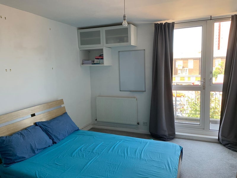 Room McCullum Road in Greater London