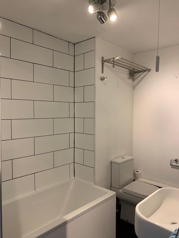 Room McCullum Road in Greater London