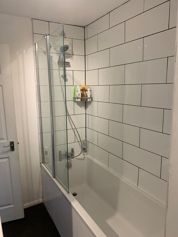Room McCullum Road in Greater London