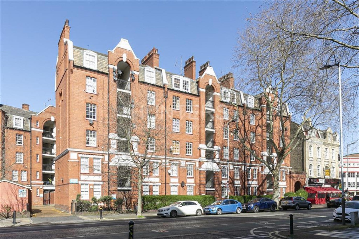 Flat Borough Road in Greater London