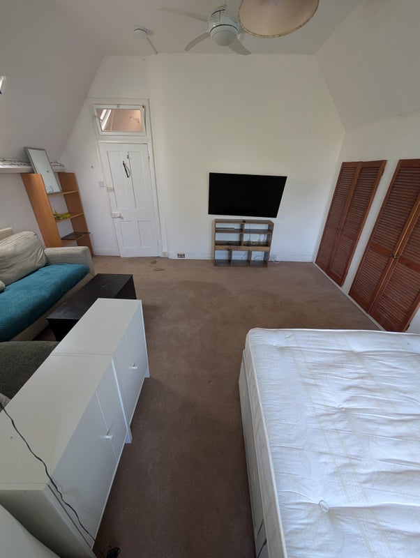 Room Cheam Road in Greater London