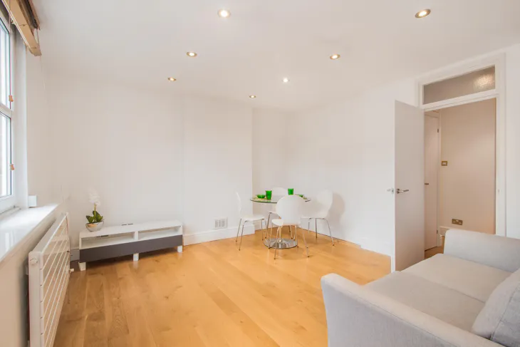 Flat Linden Gardens in Greater London