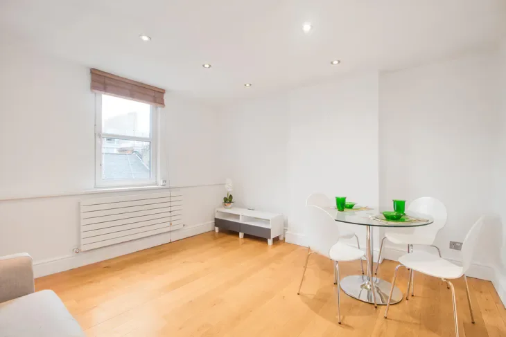 Flat Linden Gardens in Greater London