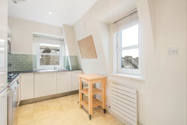 Flat Linden Gardens in Greater London