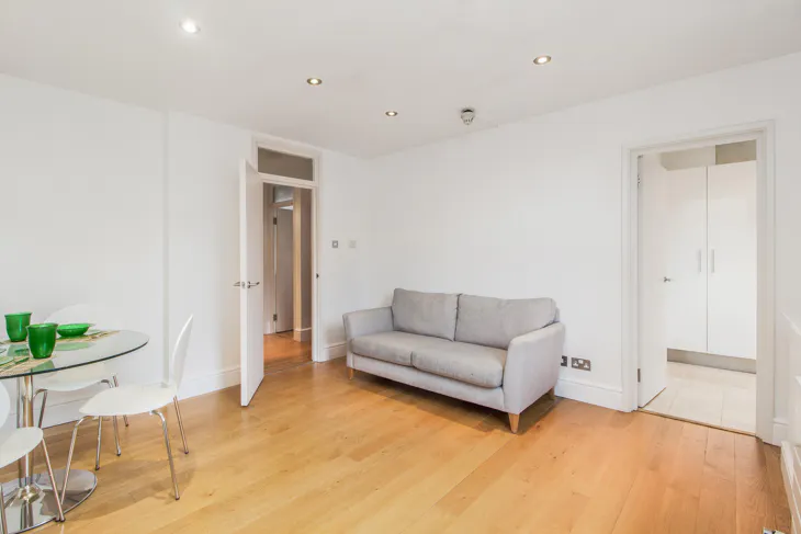 Flat Linden Gardens in Greater London
