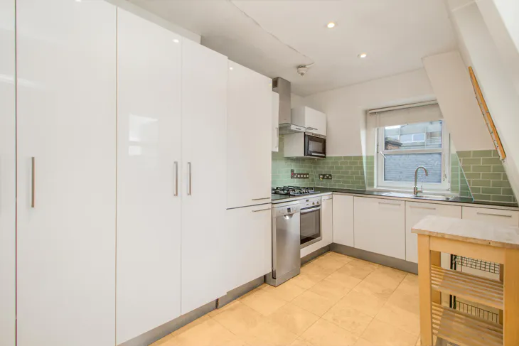 Flat Linden Gardens in Greater London