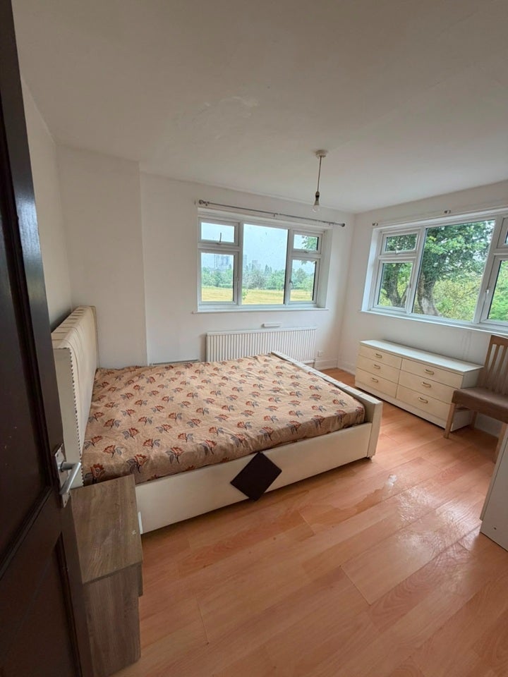 Flat Barnes Road in Greater London
