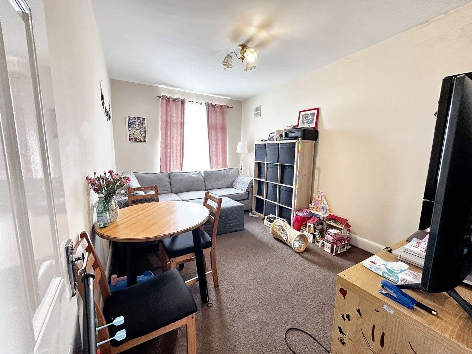 Flat Oxford Gardens in Denham